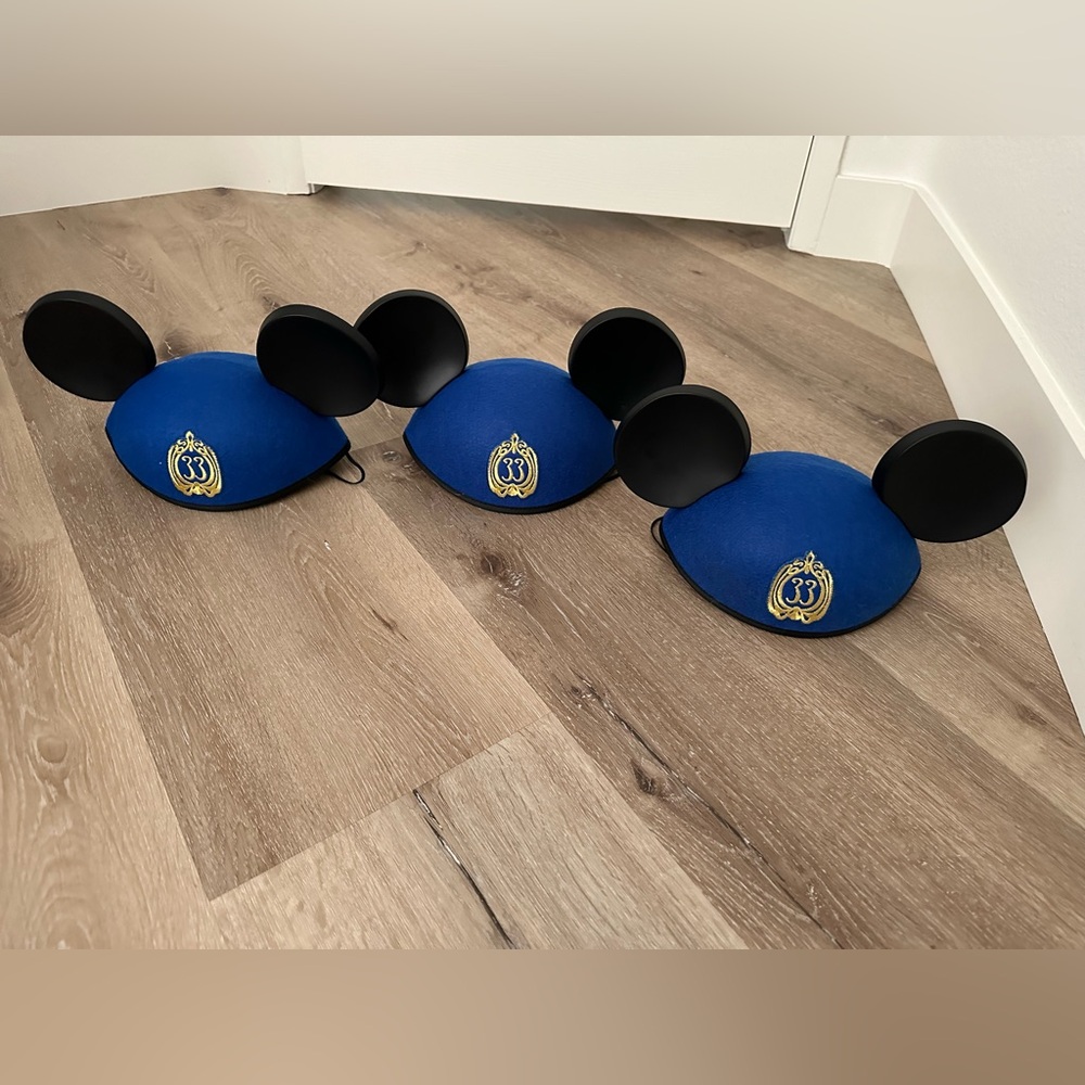 1 Mickey ears “Club 33”. EUC. Feel free to ask any questions or offer.